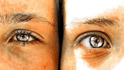 Two-eyes-awakening-yeux